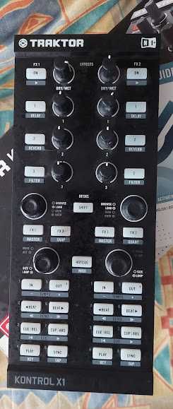 Controlador de deck único Native Instruments Traktor Kontrol X1