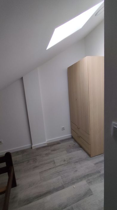 Quarto  em Almada. Romeira. 290 Euros