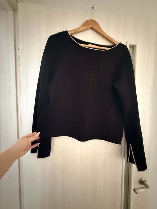 Светр теплий чорний рукава кльош