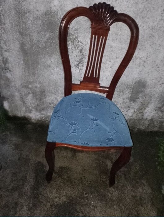 Banco e cadeiras em madeira