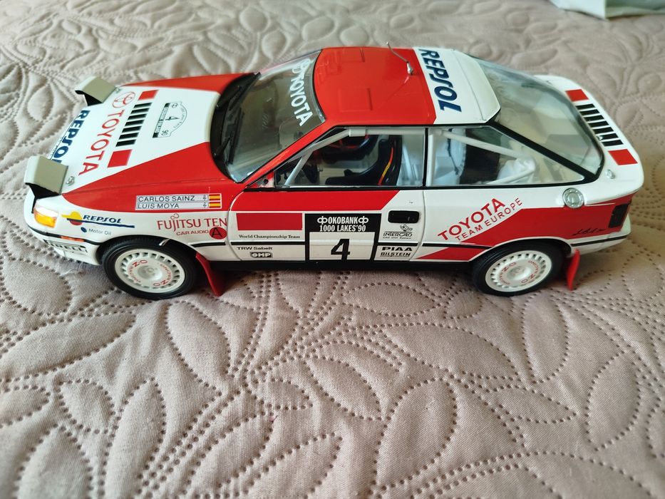Miniatura do Toyota Celica GT-Four ST165, especificamente a versão vencedora do Rali dos Mil Lagos de 1990 pilotada por Carlos Sainz e Luís Moya.O
