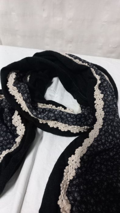 Écharpe unisexo preta com aplicações e pompons