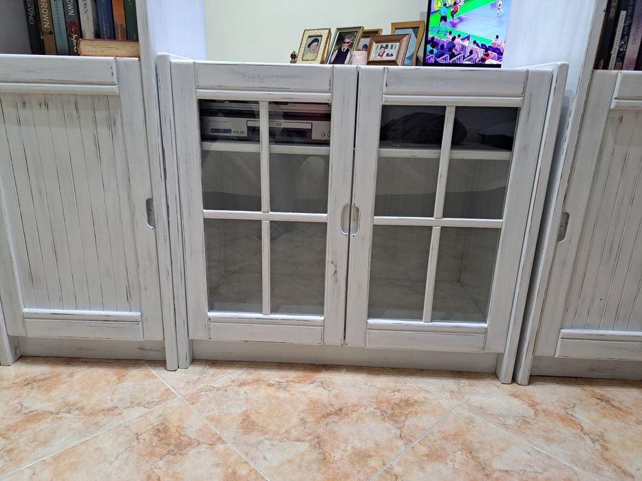 3 móveis em pinho pintados de branco branco