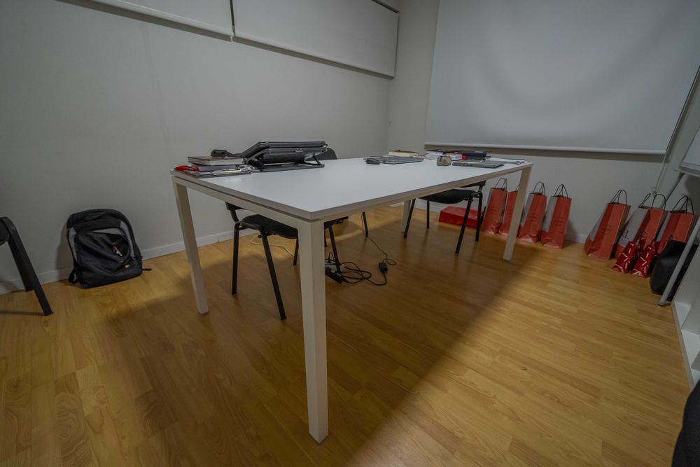 Mesa de reuniões branca