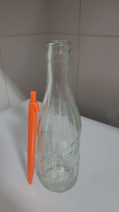 Antiga garrafa de Laranjada gravada em alto relevo