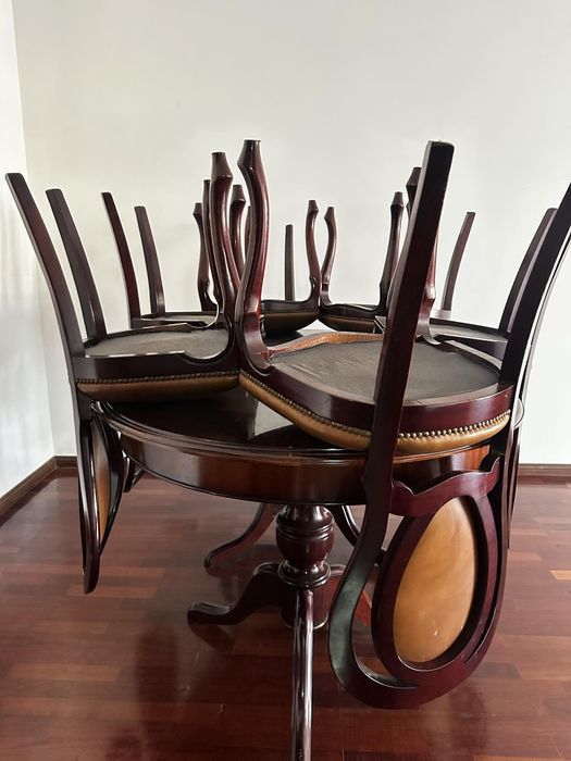 Vendo mesa com cadeiras