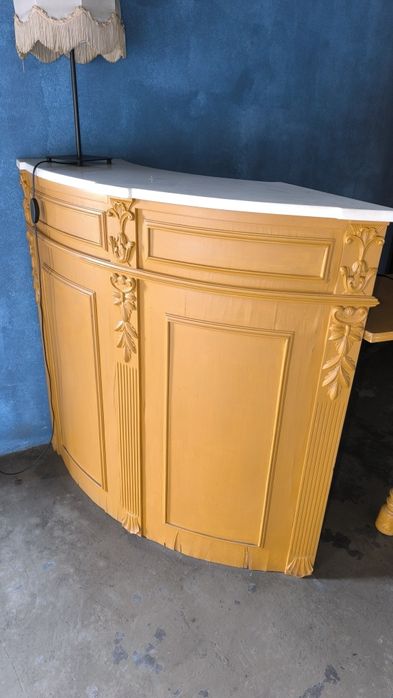 Elegante Móvel de Canto Vintage com Tampo em Mármore Branco