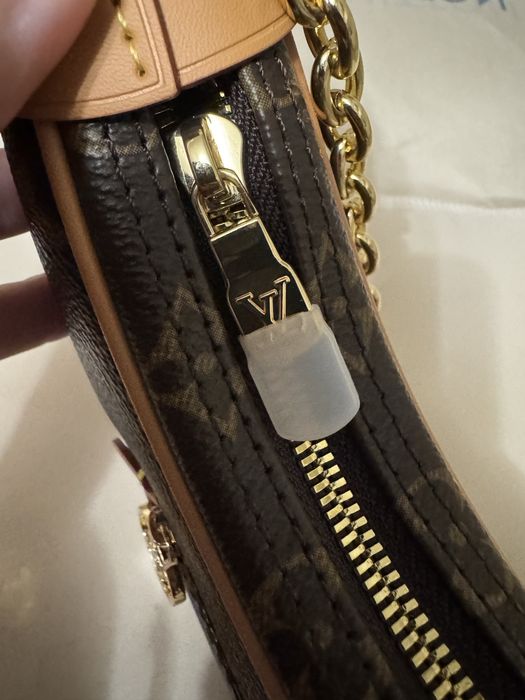 Сумка - багет Louis Vuitton Loop Bag