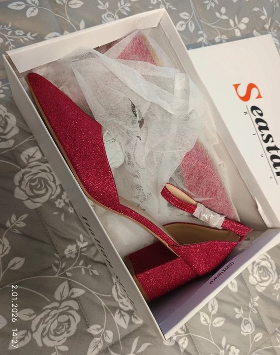 Brokatowe czółenka na slupku