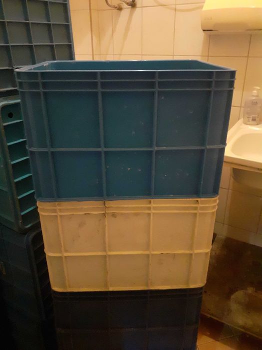 Sprzedam pojemniki plastikowe