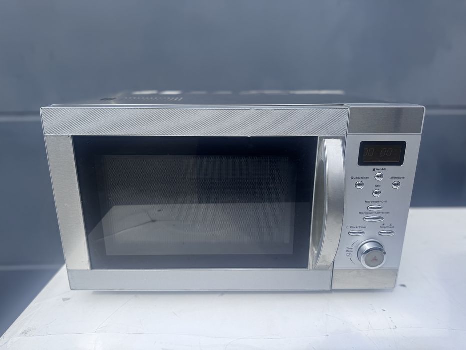 Мікрохвильова піч із грилем та конвекцією/нержавійка.