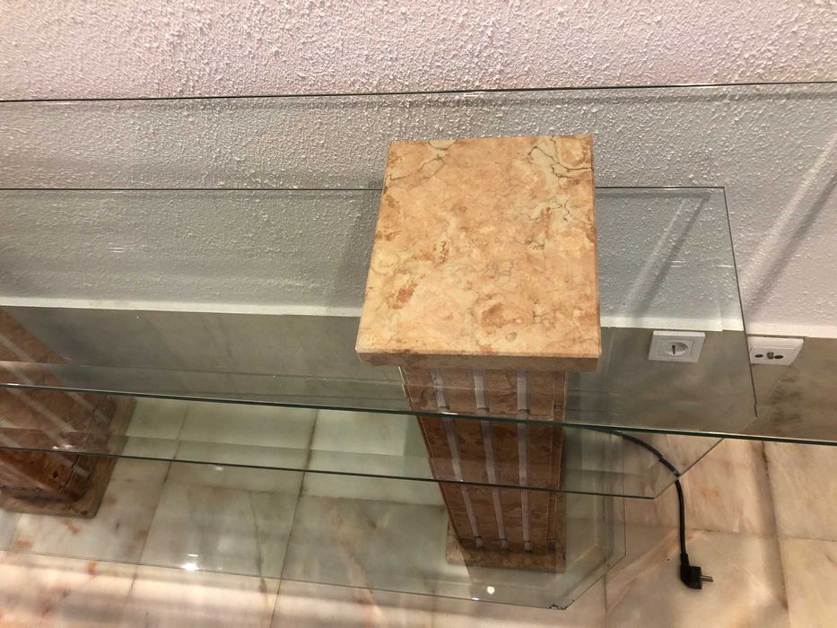 Estante em mármore com prateleiras em vidro