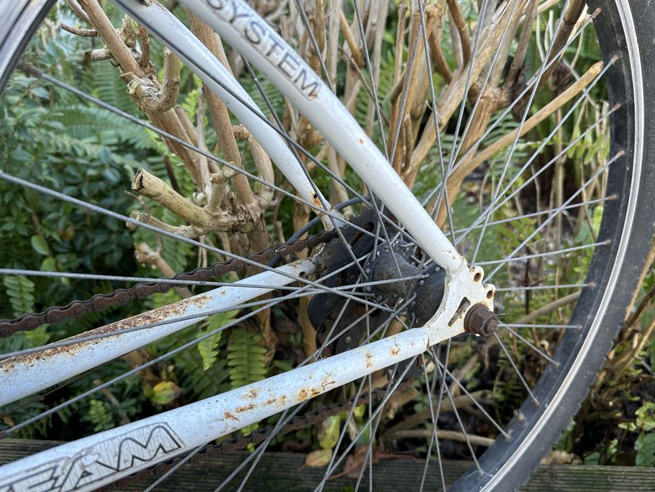 2 bicicletas antigas + suporte para 3 bicicletas