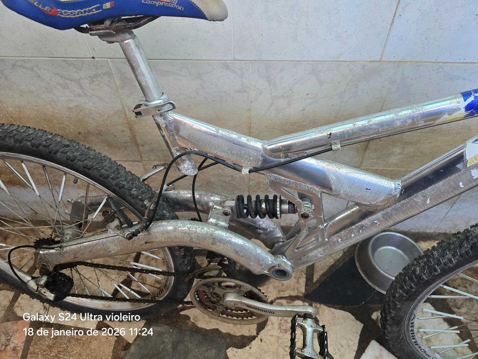 Bicicleta de montanha em aluminio