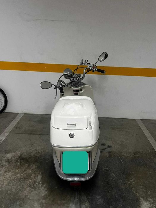 Scooter 125 estilo Vespa – 2.000 km – como nova