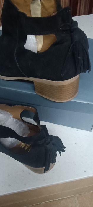 Botins em camurça de cor preta