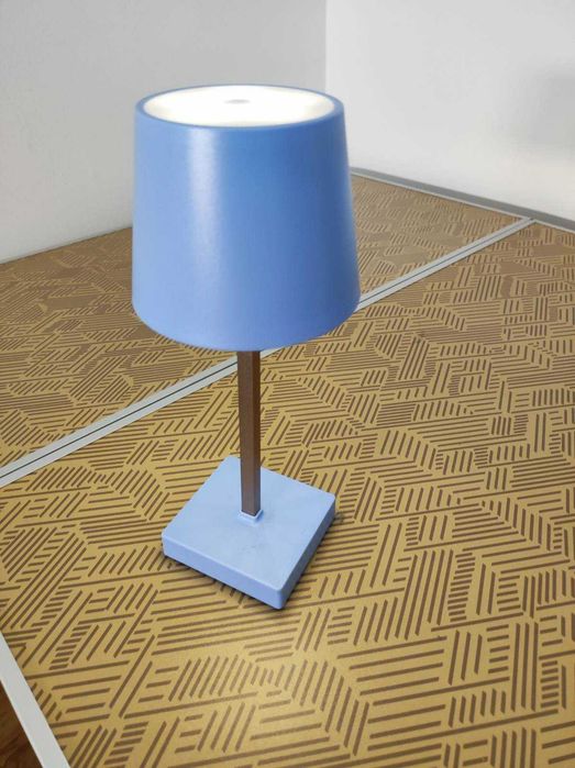 Lâmpada de mesa - nova - a pilhas ou com cabo