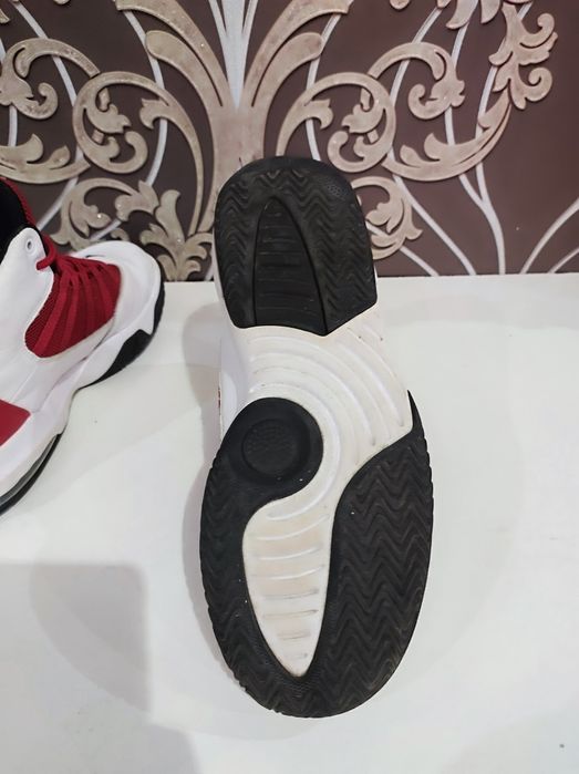 Nike Jordan White & Red Max Aura Trainers