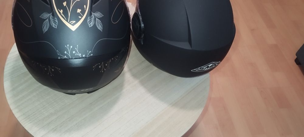 Vendo dois capacetes semi-novo