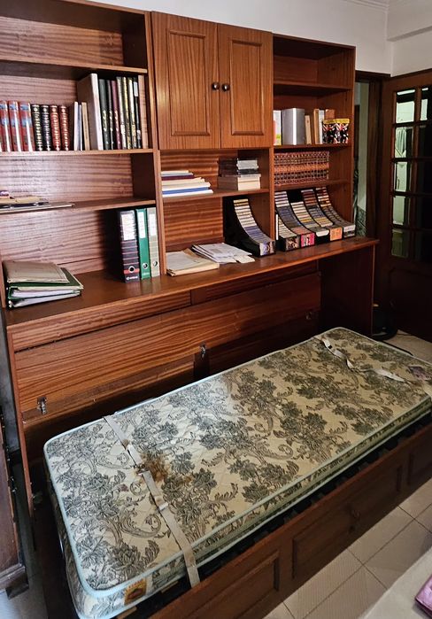 Estante com cama