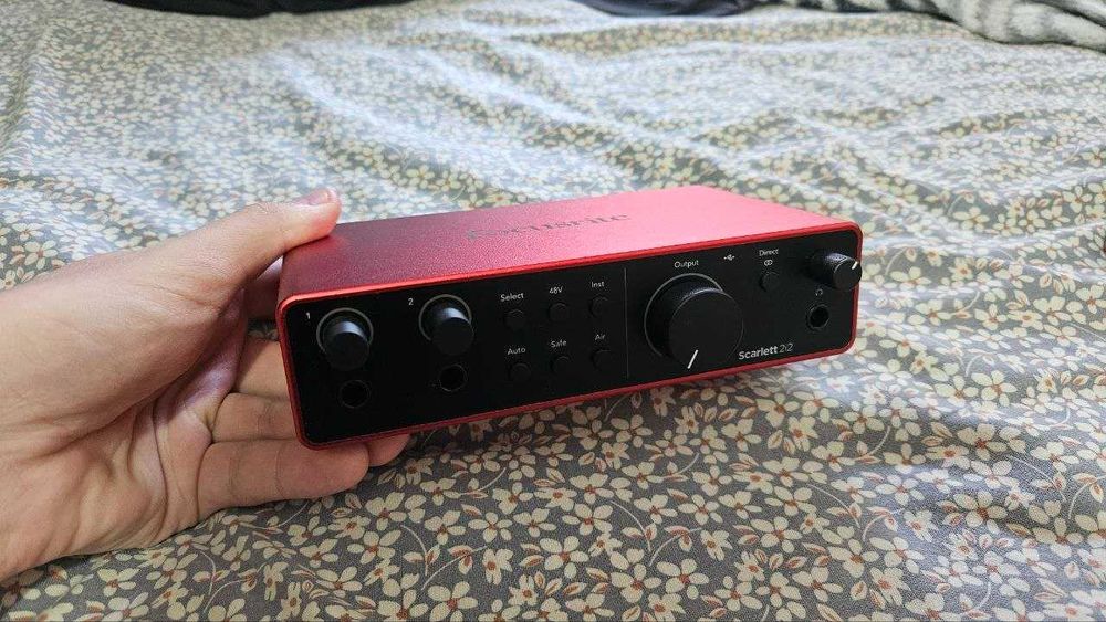 Focusrite Scarlett 2i2 Studio 4th Gen + micro + headphones