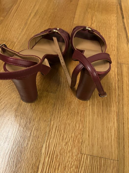 Sandalias muito elegantes de salto alto