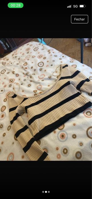 Blusa cropped , conprida com decote