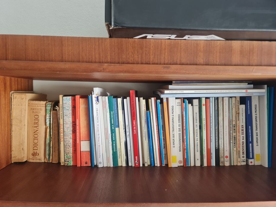 Centenas de Livros, enciclopédias