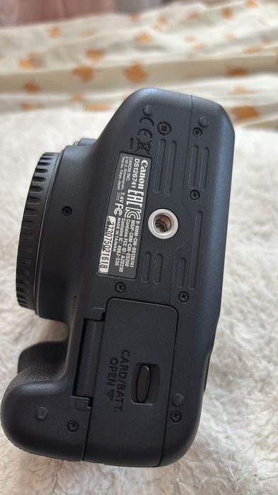 Фотоапарат Canon EOS 2000D