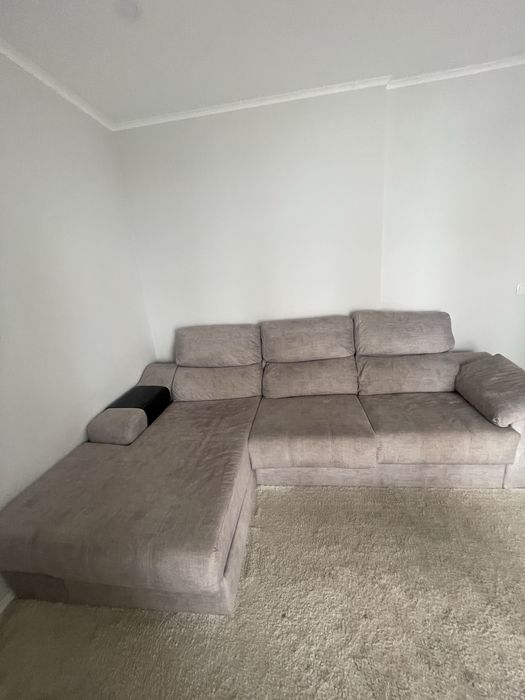 Sofá cinza com arrumação