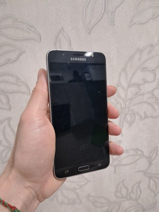 Телефон Samsung Galaxy  J7.
