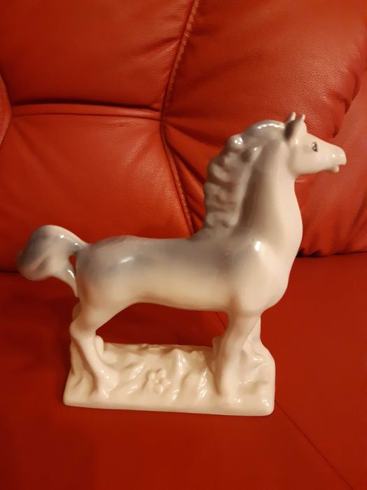 Stara porcelanowa figurka ,,Koń stojący''Połonne.