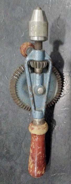 Berbequim manual vintage,  furadeira manual de manivela muito antiga
