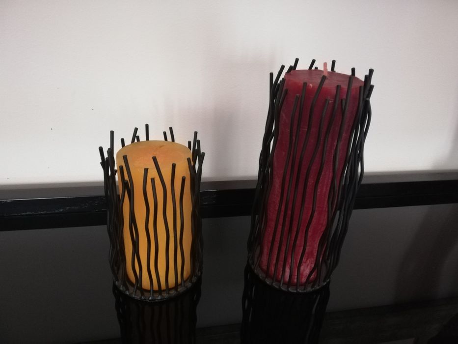 Castiçais de metal preto