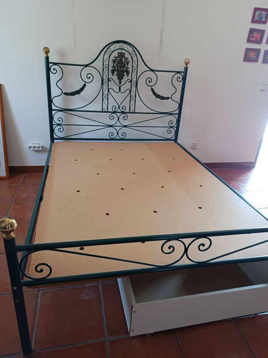 Cama de ferro verde