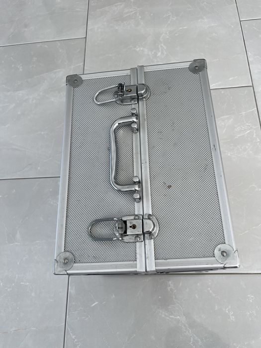 Metalowy kuferek na kosmetyki