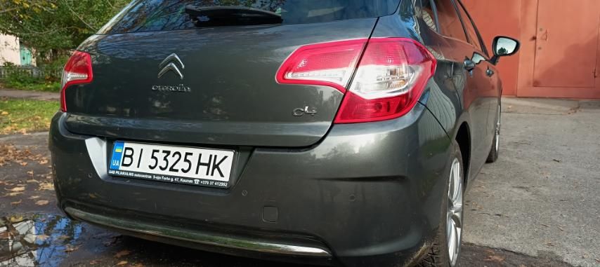 Гарний автомобіль у доглянутому стані!
