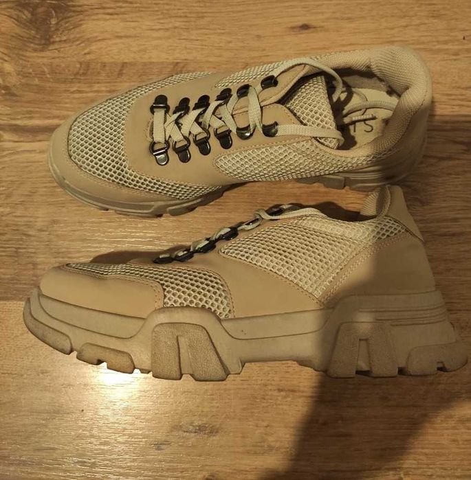 Damskie buty beżowe