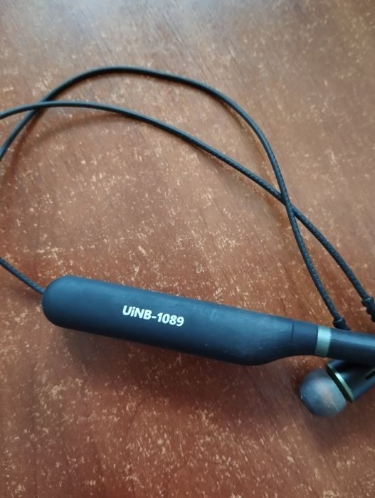 Беспроводные Bluetooth и проводные наушники.