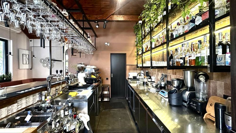 Продаж фасадного поиміщення з діючим бізнесом