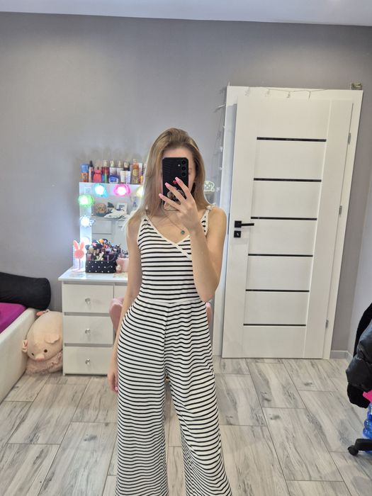 Kombinezon w paski z szerokimi nogawkami