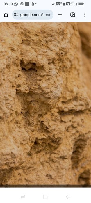 Mesa com pés em pedra e tampo de vidro biselado