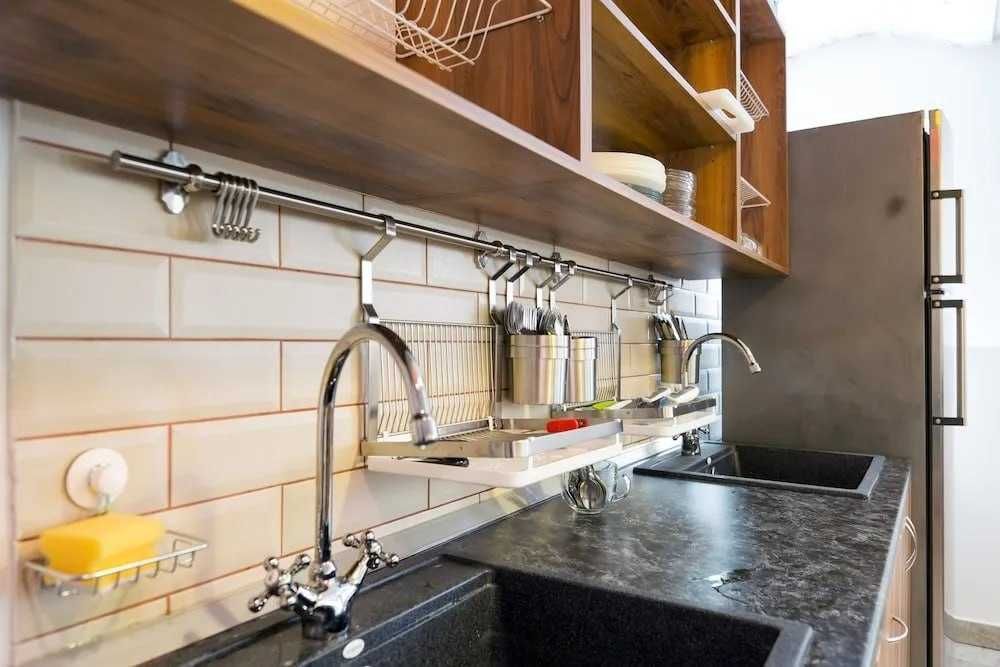 Деміївська – молодіжний хостел, дешево - зручне розташування.