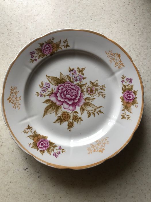 Набір фарфорових тарілок