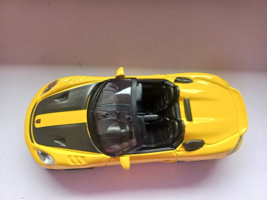 Bburago Porsche 718 Spyder RS, skala 1:43.