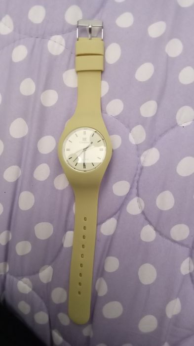 Relógio amarelo quase novo