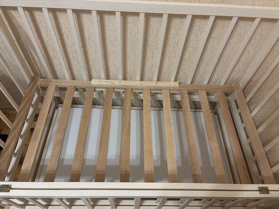 Дитяче ліжечко з маятниковим механізмом