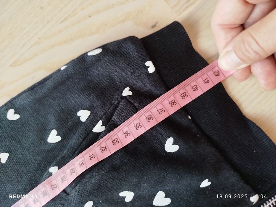 Czarna bawełniana bluza zasuwana białe serca serduszka H&M 110/116