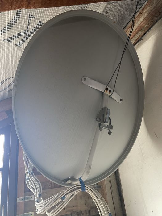 Антена супутникова