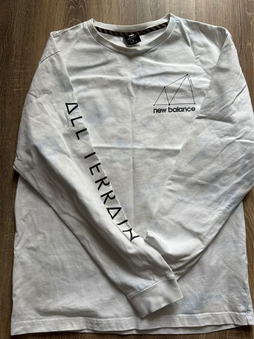 Біла спортивна футболка з довгим рукавом